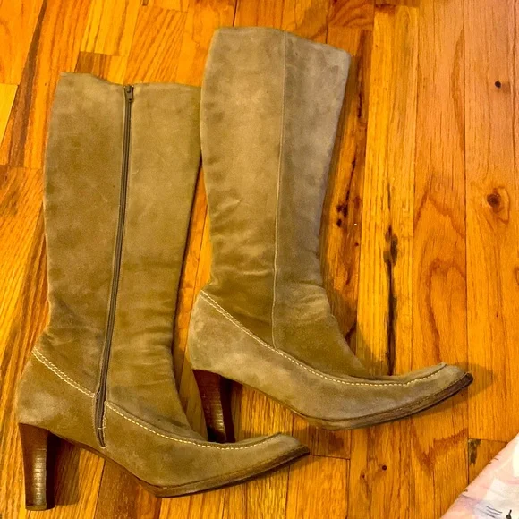 Y2K Rare find. Ralph Lauren 7.5 tan suede boots. Good condition. Some wear. - Picture 7 of 9